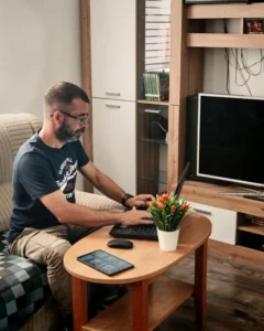 Weboldal készítő szakember munka közben - Webri Székesfehérvár