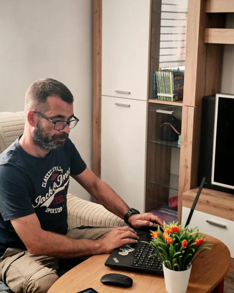Weboldal készítő szakember munka közben - Webri Székesfehérvár